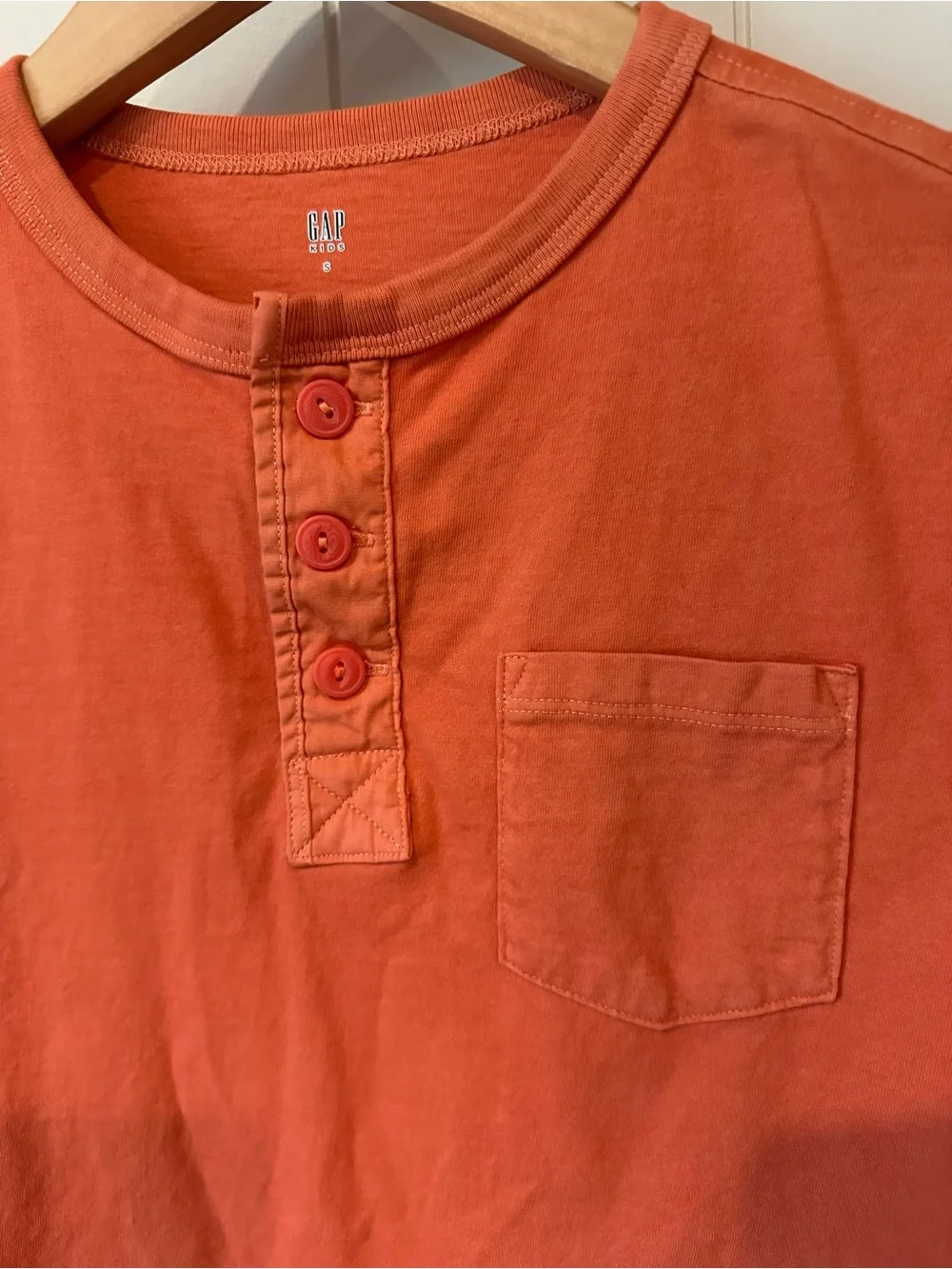 Gap Kids Boys Henley Tee Size Small Orange Short Sleeve 3‑Button Pocket Top